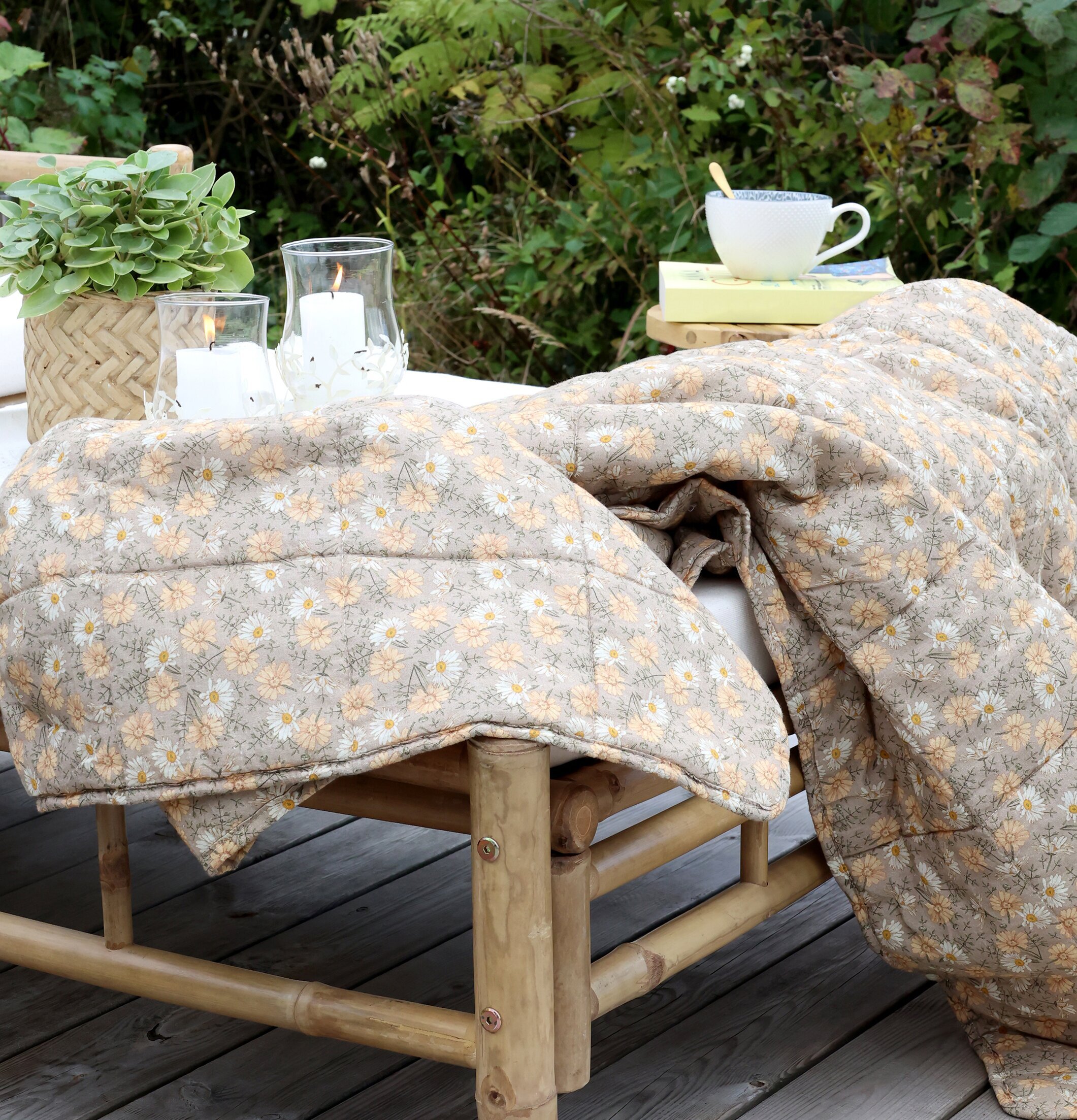 Täcke/Pläd Flower Beige från Chic Antique i en trädgård