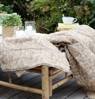 Täcke/Pläd Flower Beige från Chic Antique i en trädgård