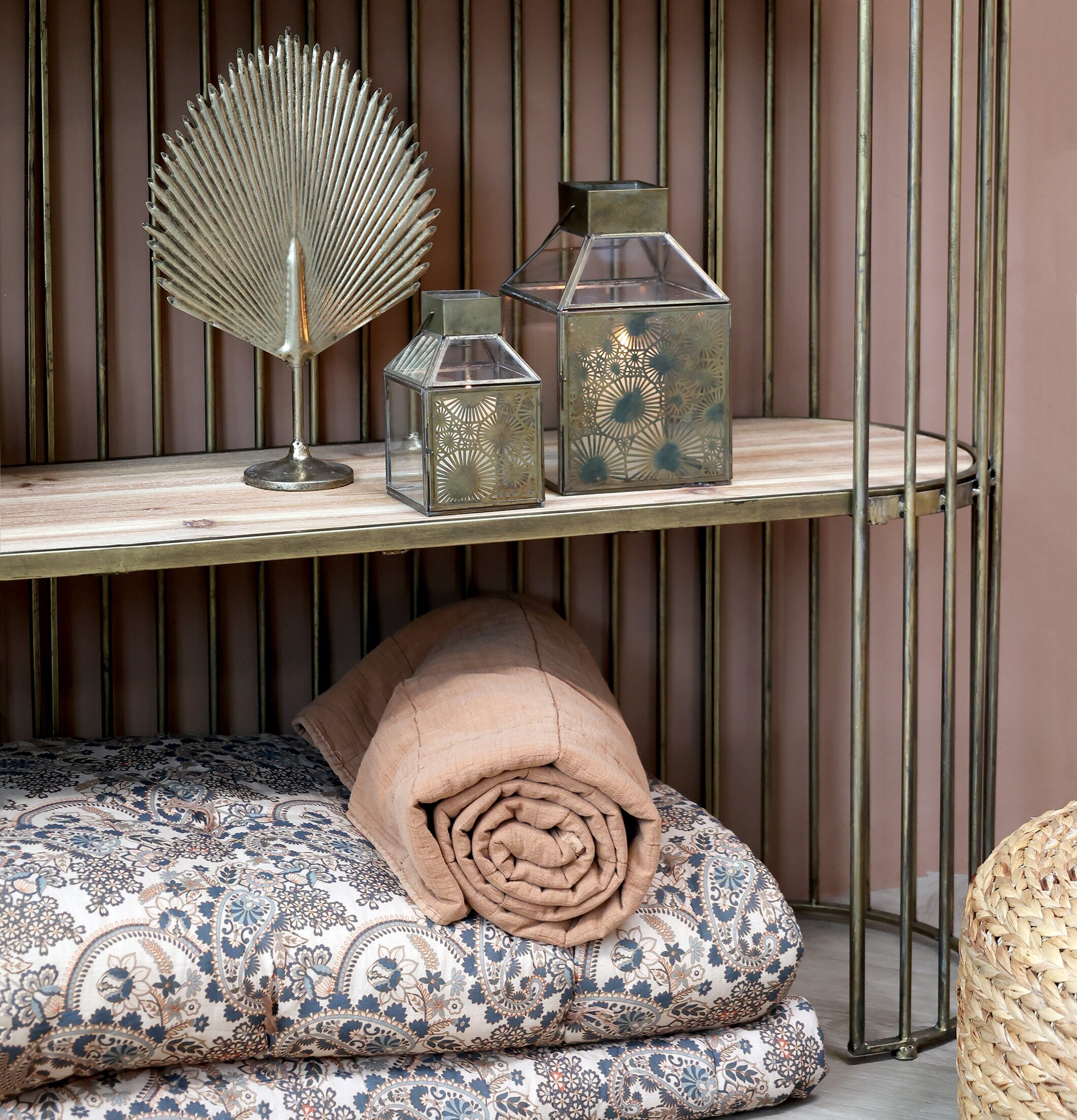 Madrass Paisley Beige från Chic Antique på metallhylla