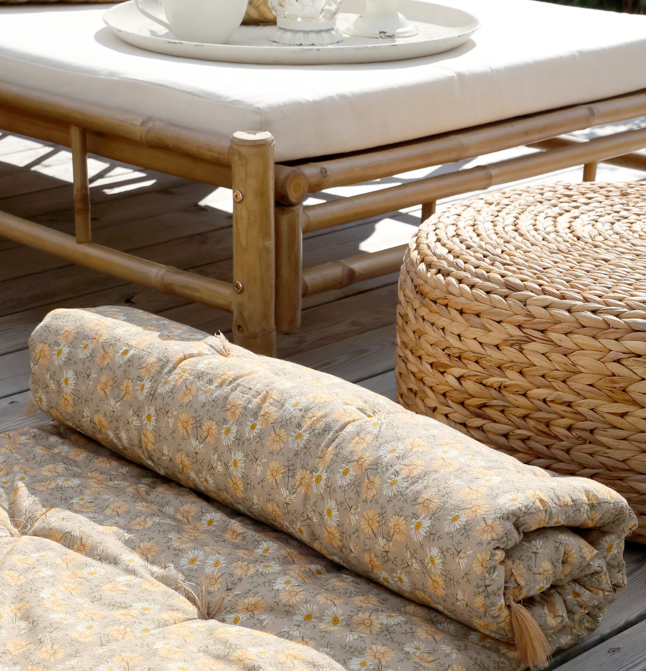 Madrass Flower Beige från Chic Antique på en uteplats