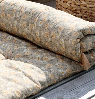 Madrass Flower Beige från Chic Antique på träplanka utomhus