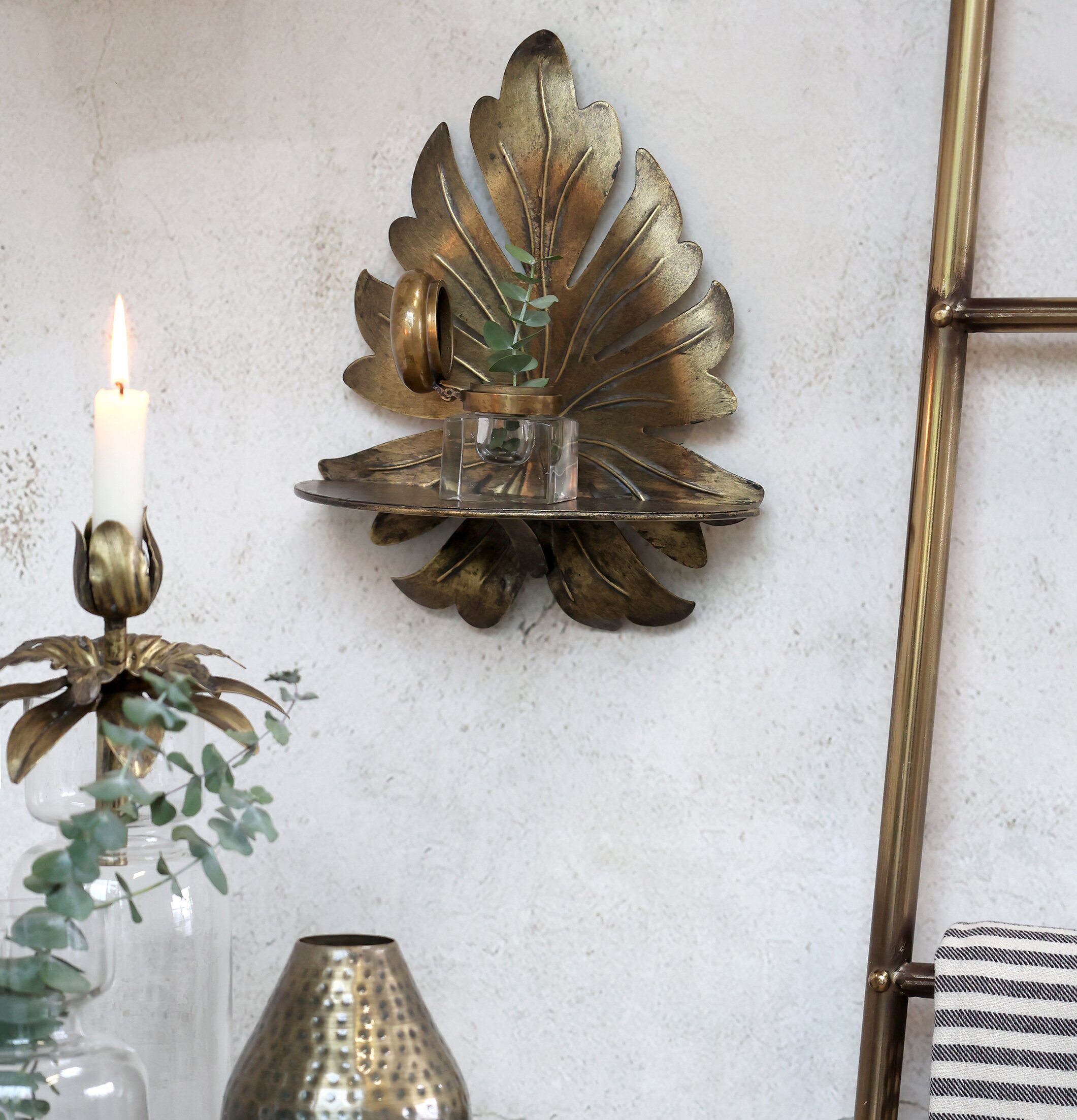 Hylla Blad Antik Mässing från Chic Antique på vit vägg