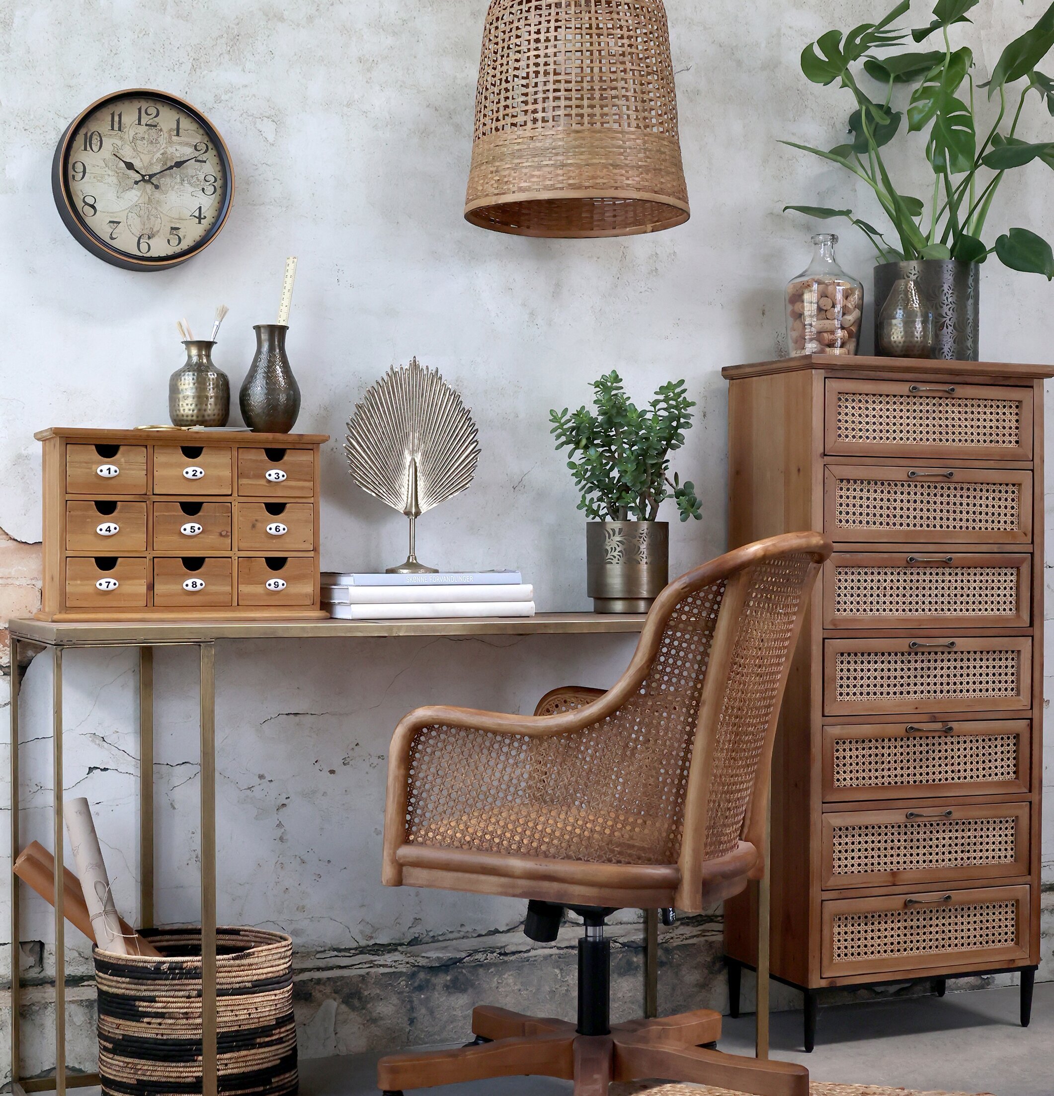 Liten Träbyrå 9 Lådor från Chic Antique i harmonisk miljö