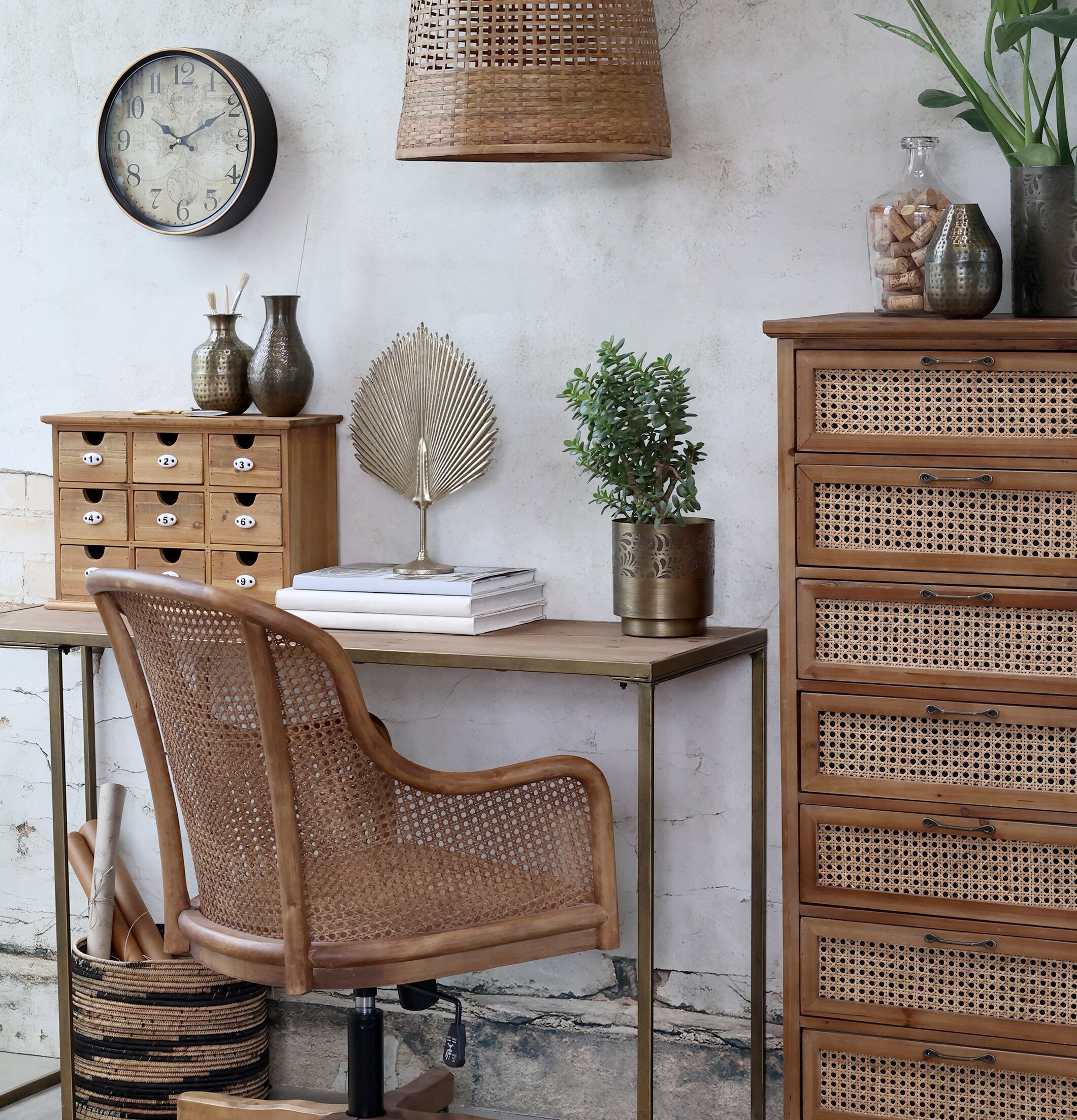 Liten Träbyrå 9 Lådor från Chic Antique på skrivbord