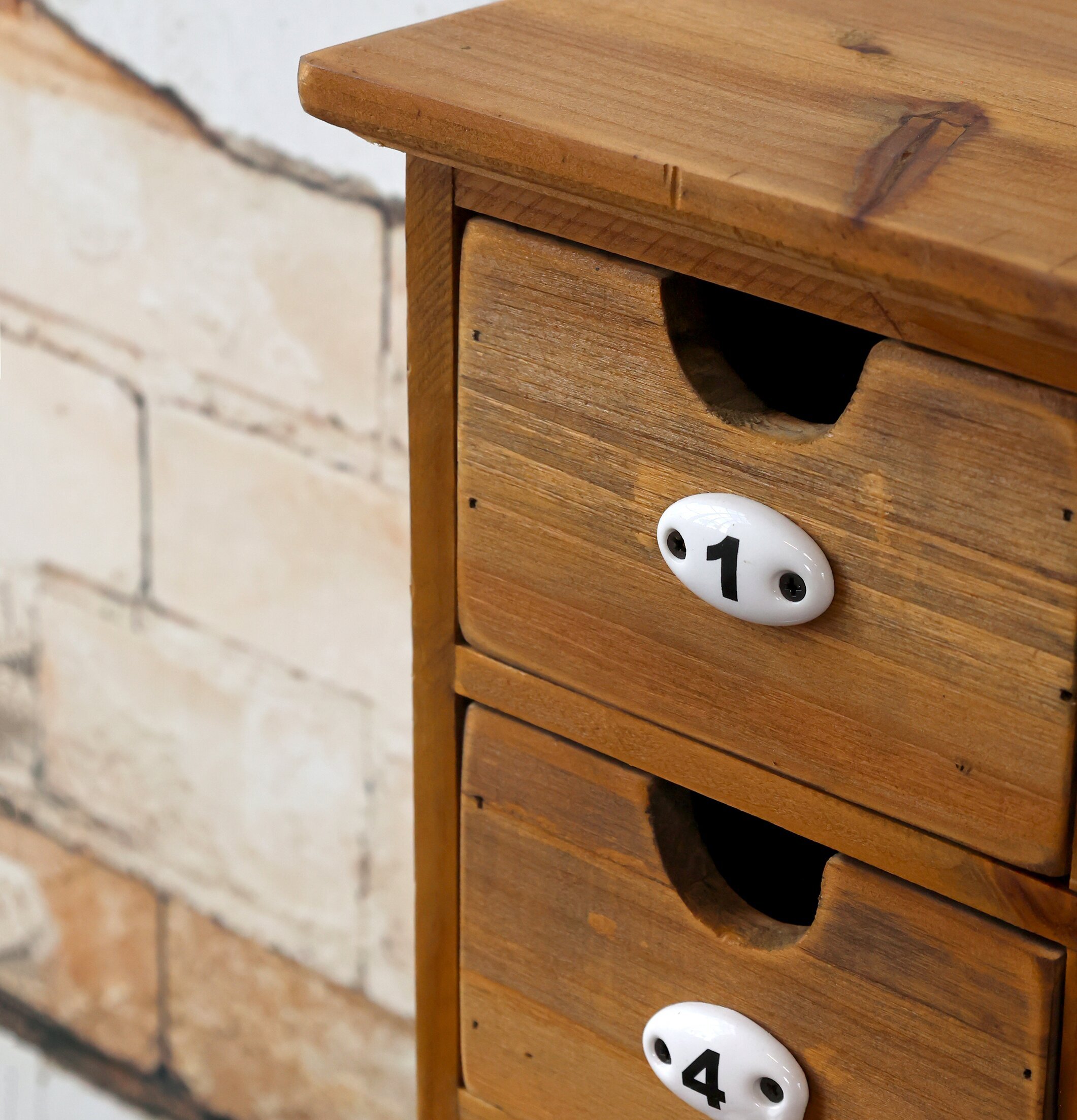 Liten Träbyrå 9 Lådor från Chic Antique med rustik känsla