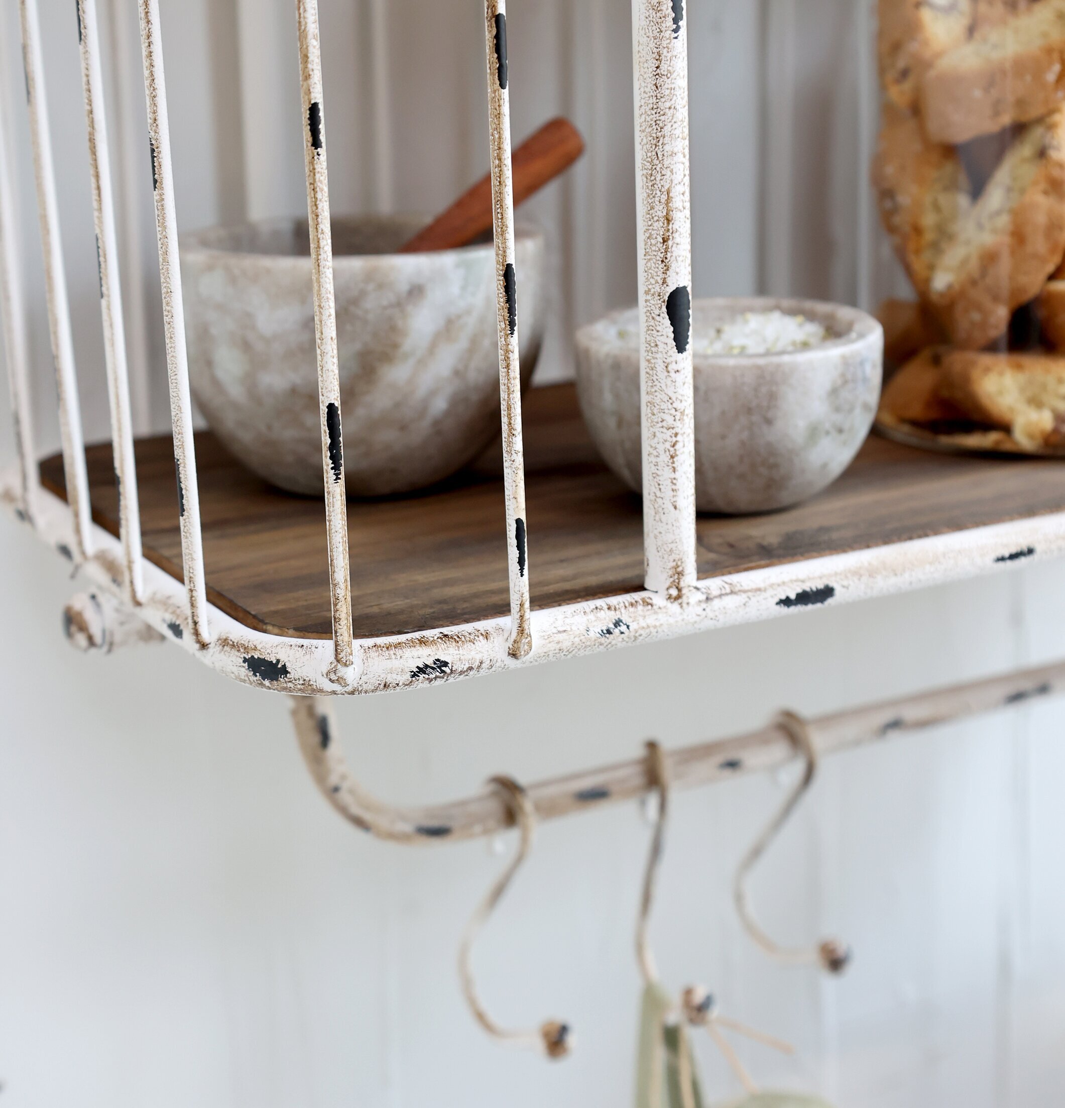 Vägghylla M. 5 Krokar Antik Creme från Chic Antique