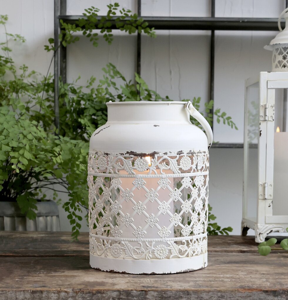 Lanterna Med Dekor Antique Creme från Chic Antique på träbord