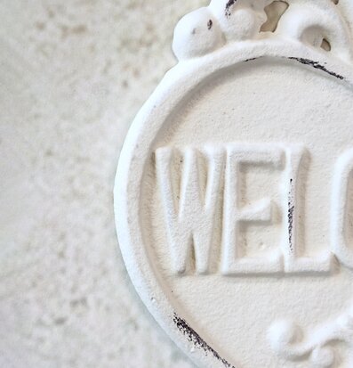 Skylt Welcome Antique Creme från Chic Antique i vintage-stil