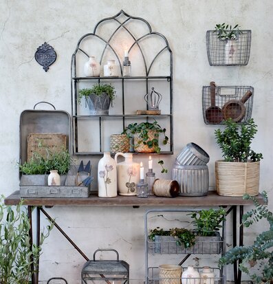 Skylt Welcome Antique Grå från Chic Antique i antik miljö