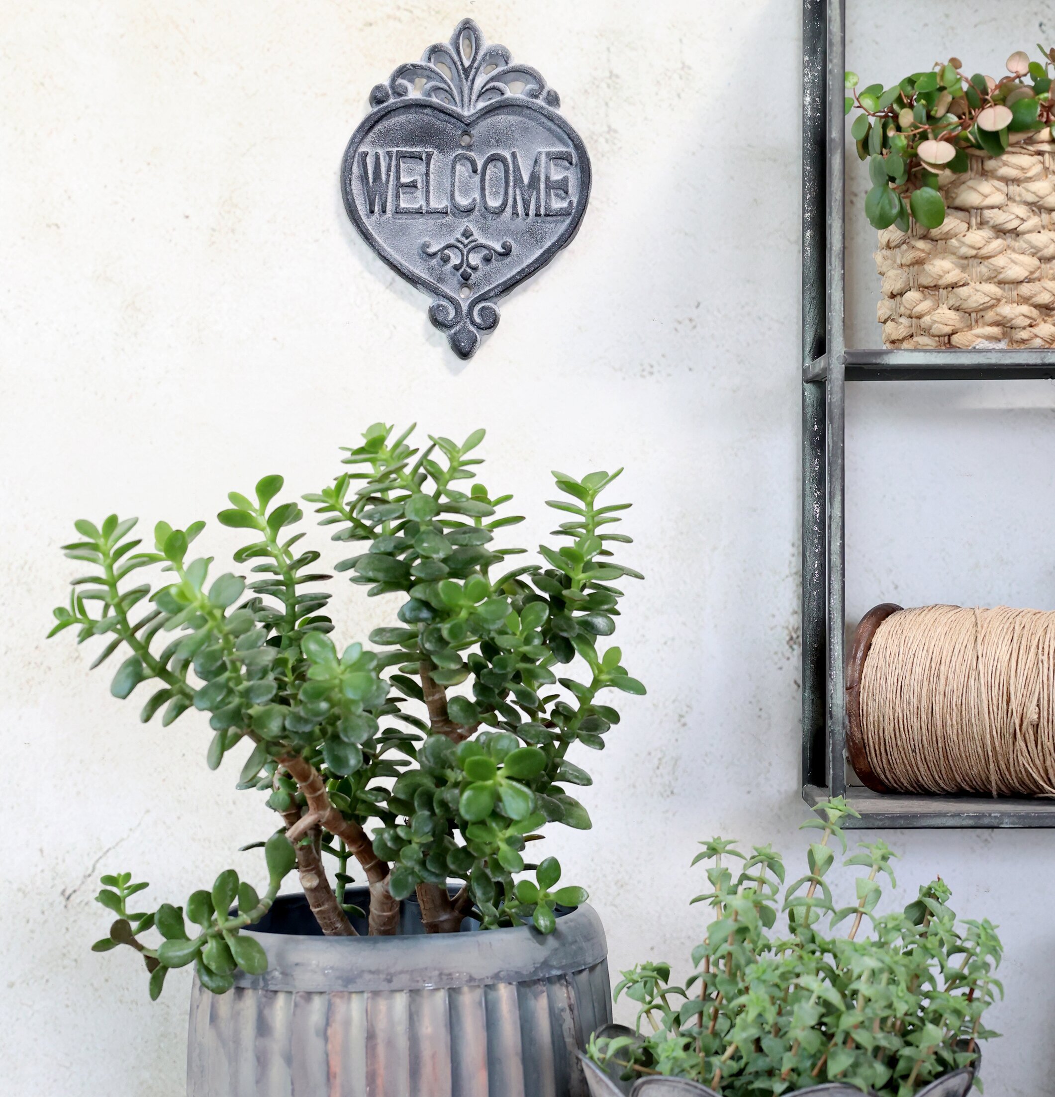 Skylt Welcome Antique Grå från Chic Antique på rustik vägg