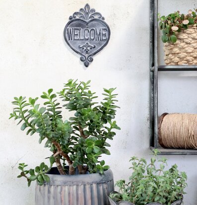 Skylt Welcome Antique Grå från Chic Antique på rustik vägg