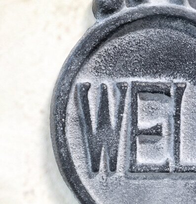 Skylt Welcome Antique Grå från Chic Antique i antik stil