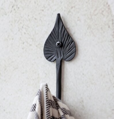 Krok Blad Antiksvart från Chic Antique med bladformad design