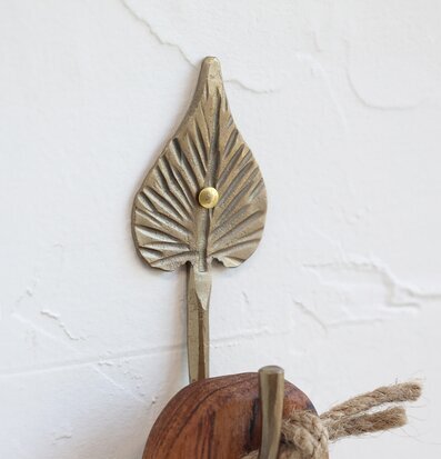 Krok Blad Antik Mässing från Chic Antique på vit vägg