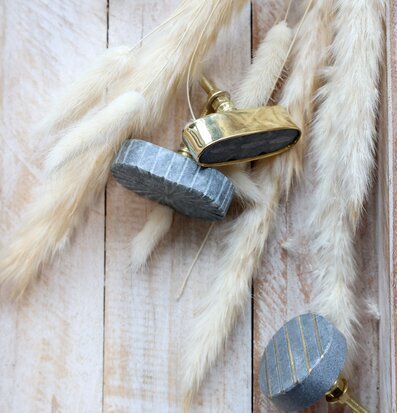 Marmorknopp Mässing från Chic Antique på vitlaserat trä