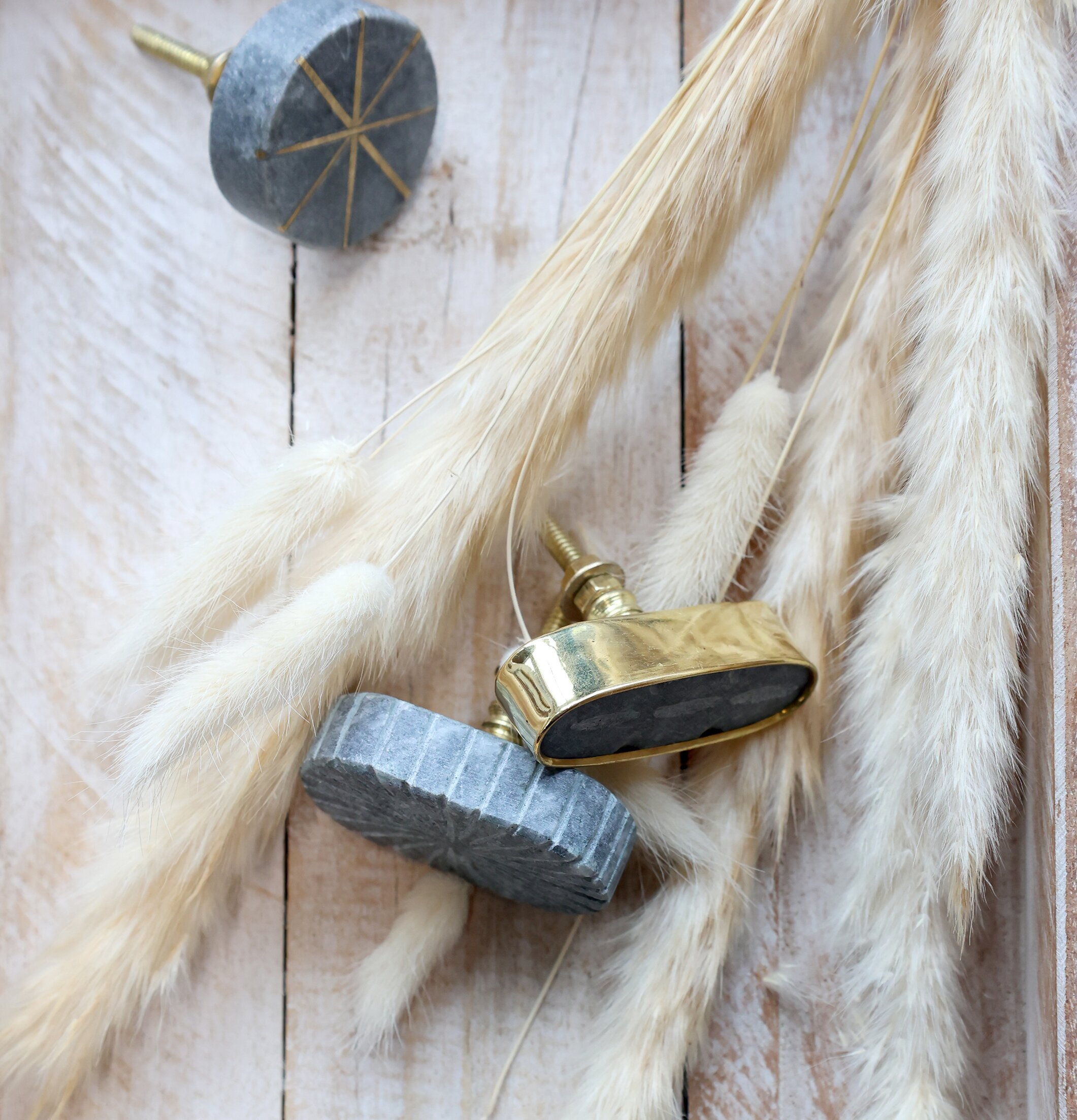 Marmorknopp Mässing från Chic Antique på ljust trä med gräs