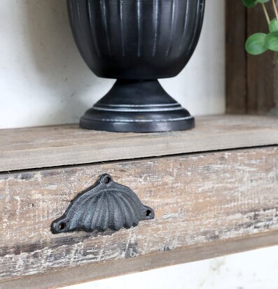 Skålhandtag Antiksvart från Chic Antique på rustik träyta