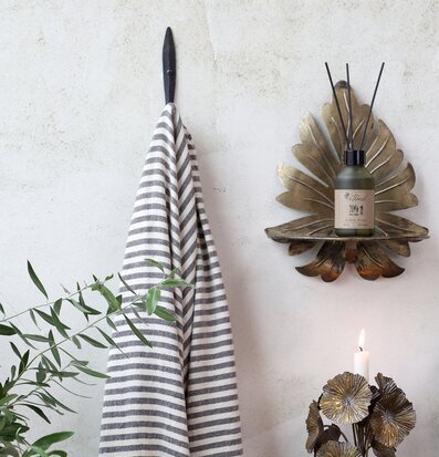 Krok Blad Antiksvart från Chic Antique på vitputsad vägg