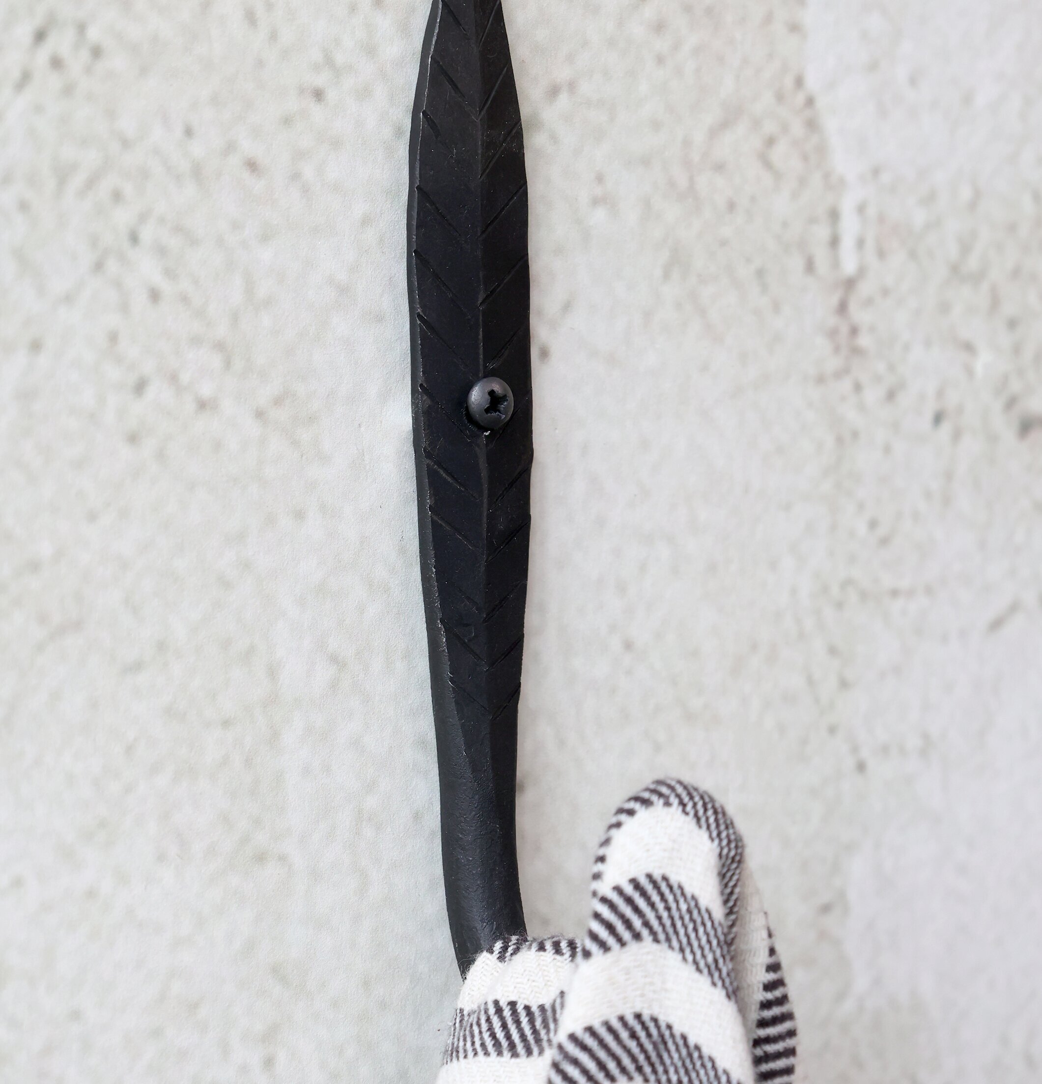 Krok Blad Antiksvart från Chic Antique på ljus vägg