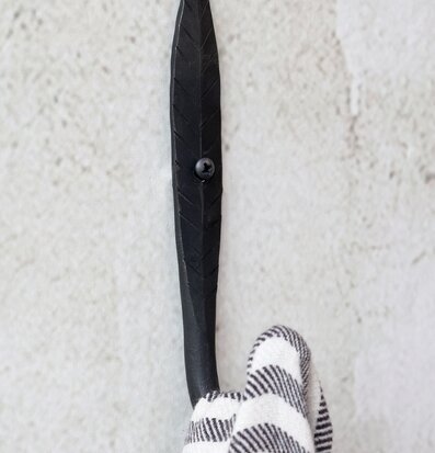 Krok Blad Antiksvart från Chic Antique på ljus vägg