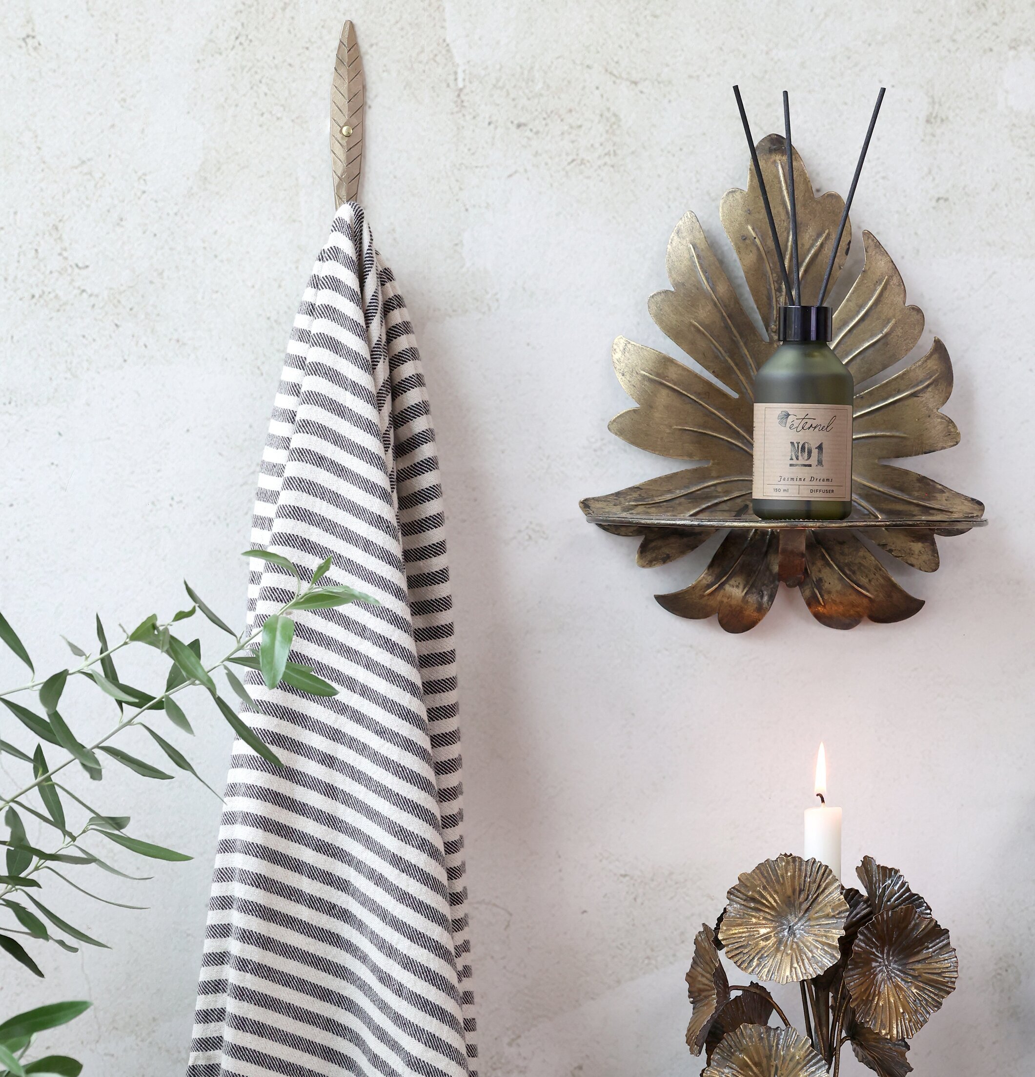 Krok Blad Antik Mässing från Chic Antique på ljus vägg