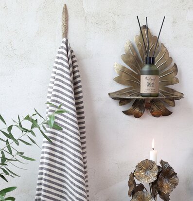 Krok Blad Antik Mässing från Chic Antique på ljus vägg