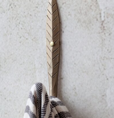 Krok Blad Antik Mässing från Chic Antique på rustik vägg