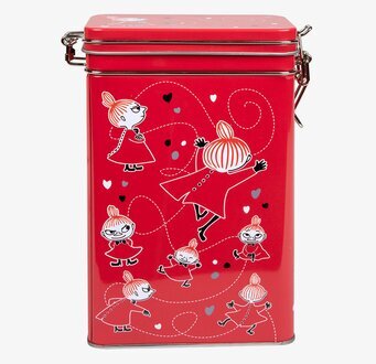 Bild av röd kaffeburk med Lilla My och hjärtmönster