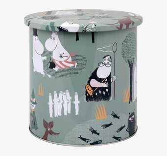 Bild av plåtburk med Muminmotiv och skogsäventyr