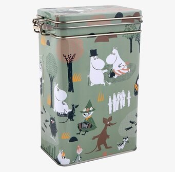 Bild av charmig kaffeburk med muminmotiv i skogsmiljö
