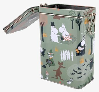 Bild av charmig kaffeburk med Muminmotiv i skogen