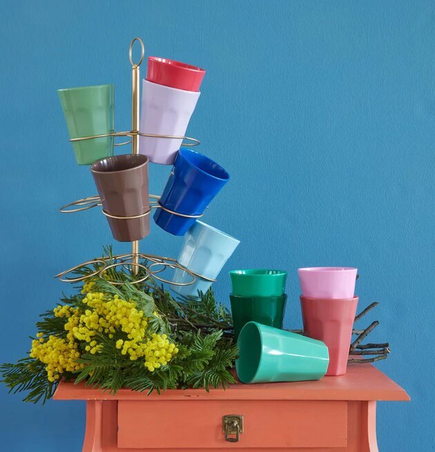 Mugg Latte Navy Blue från Rice på en färgglad mugghållare