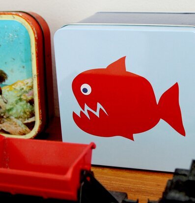 Liten box - Röd piraya från Blafre på träyta i lekrum