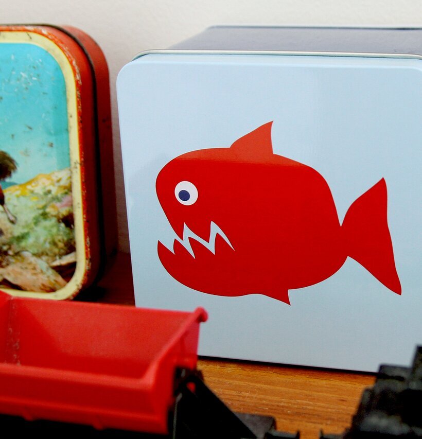 Liten box - Röd piraya från Blafre på träyta i lekrum