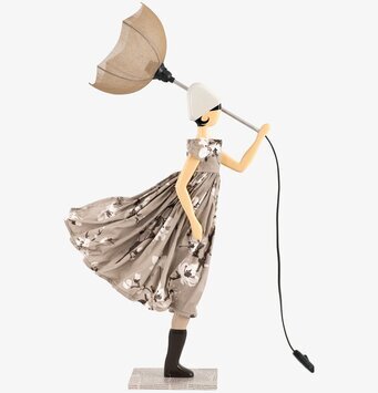 Bordslampa Sakura från Skitso med kvinna och paraply