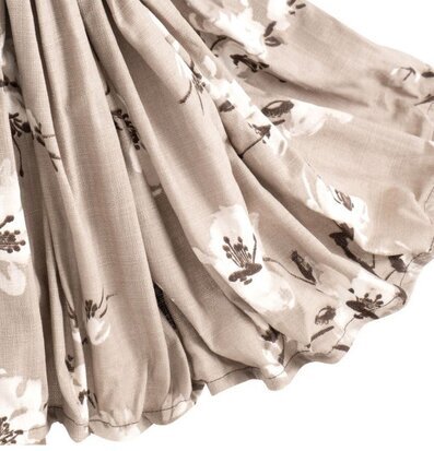 Bordslampa Sakura från Skitso med beige tyg och blommönster