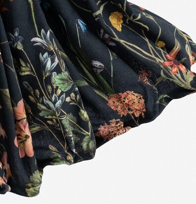 Bordslampa Zakinda från Skitso med blommig skärm i tyg