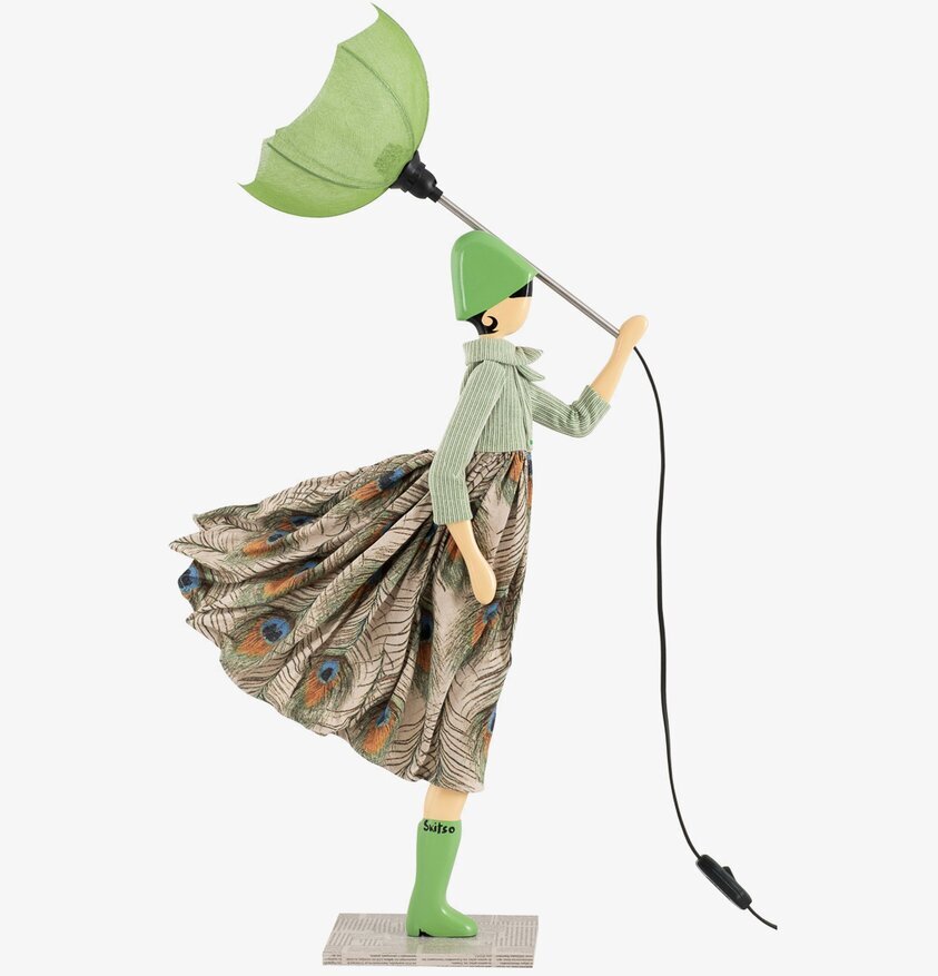 Bordslampa Sina från Skitso med parasoll och kvinnlig figur