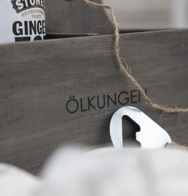 Trälåda Ölkungen Grå från Different Design med flasköppnare