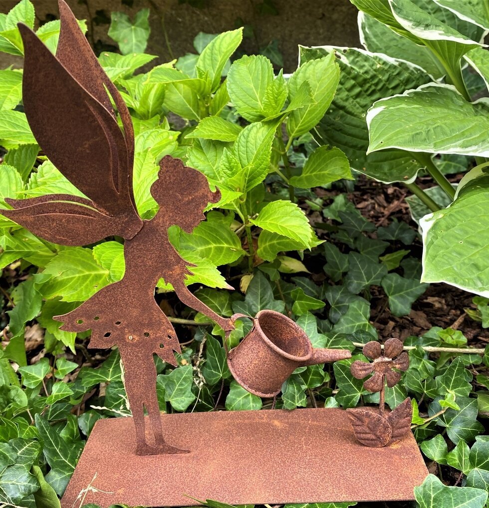 Älva Med Vattenkanna Rost från Lind Decoration i trädgård