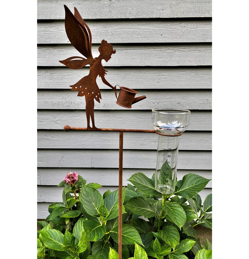Regnmätare - Älva från Lind Decoration i trädgårdsmiljö