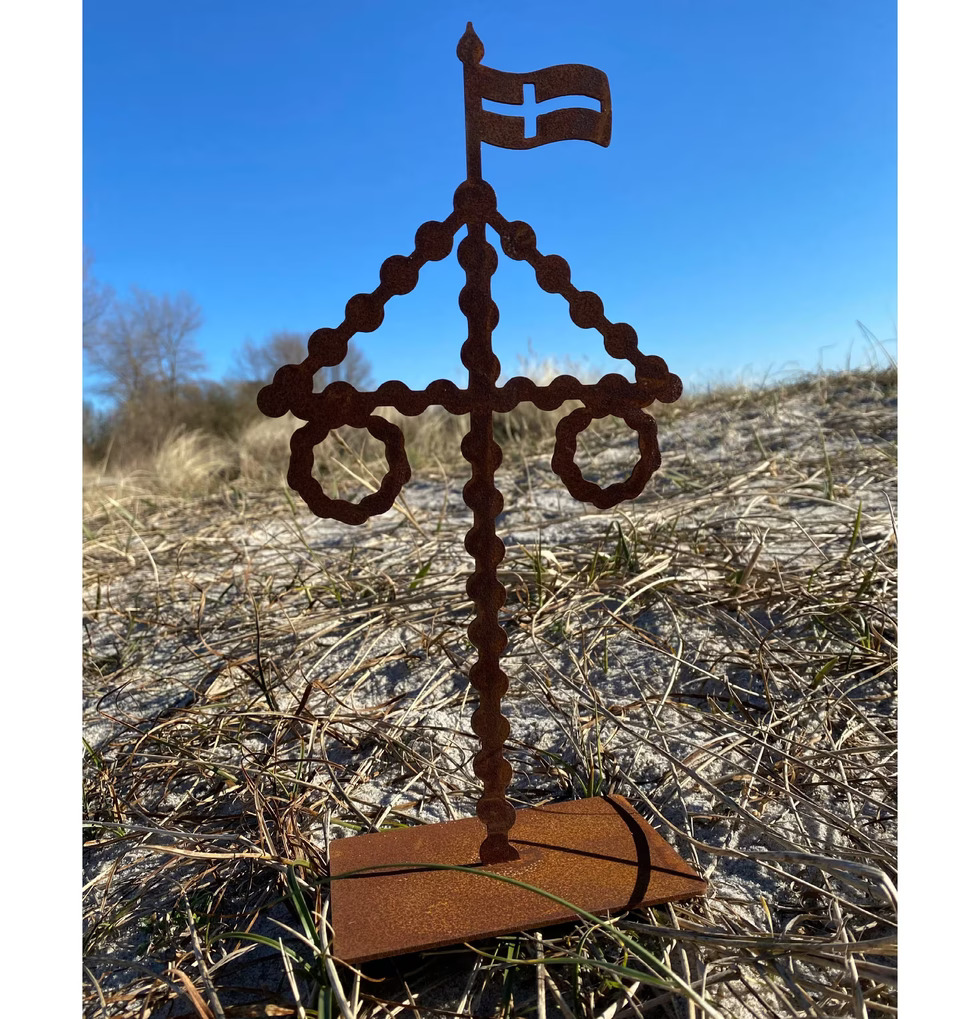 Midsommarstång Flagga Rost från Lind Decoration på stranden