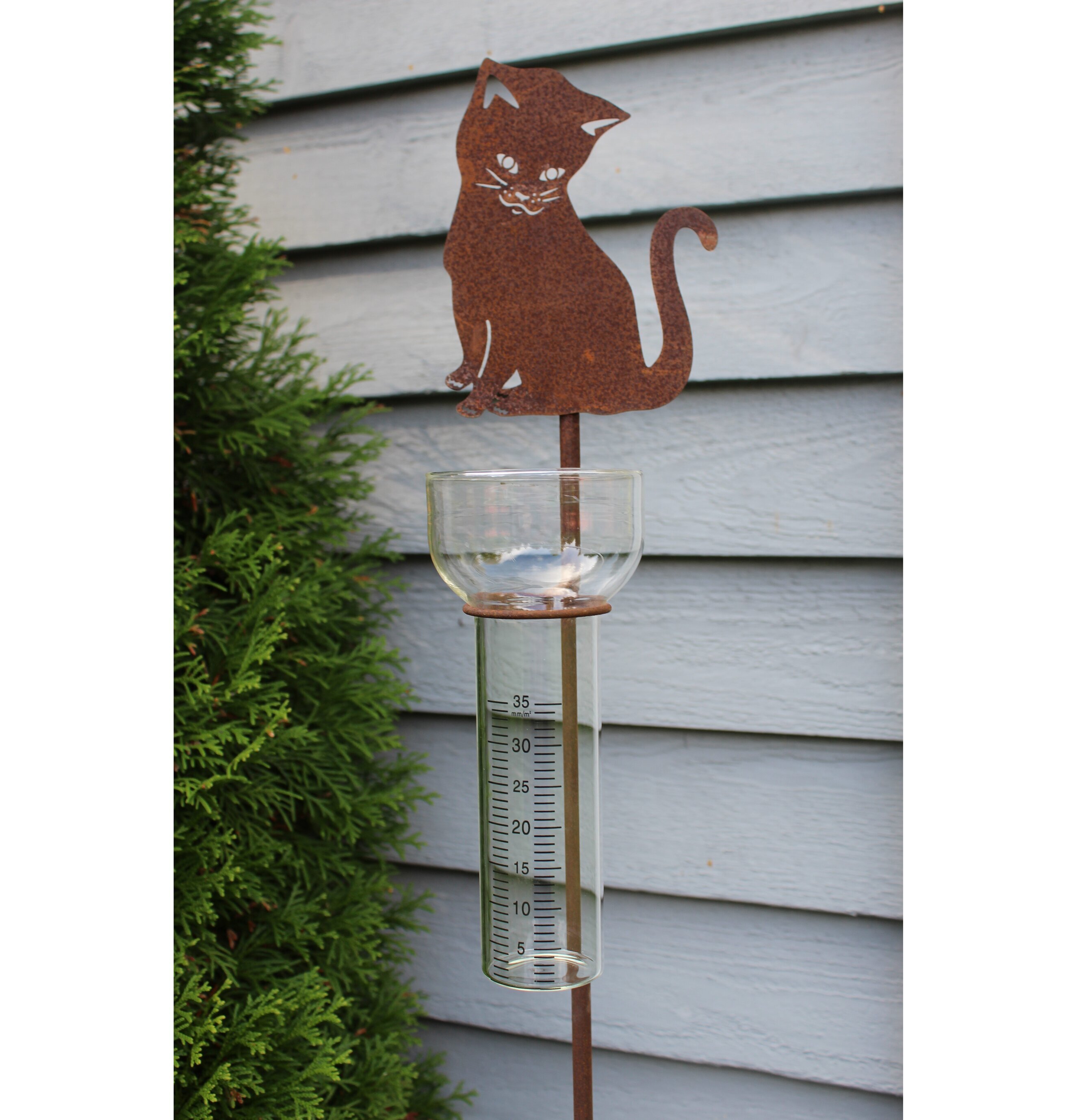 Regnmätare - Tussie från Lind Decoration i trädgårdsmiljö