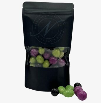 Bild av stilfull chokladförpackning med färgglada kulor