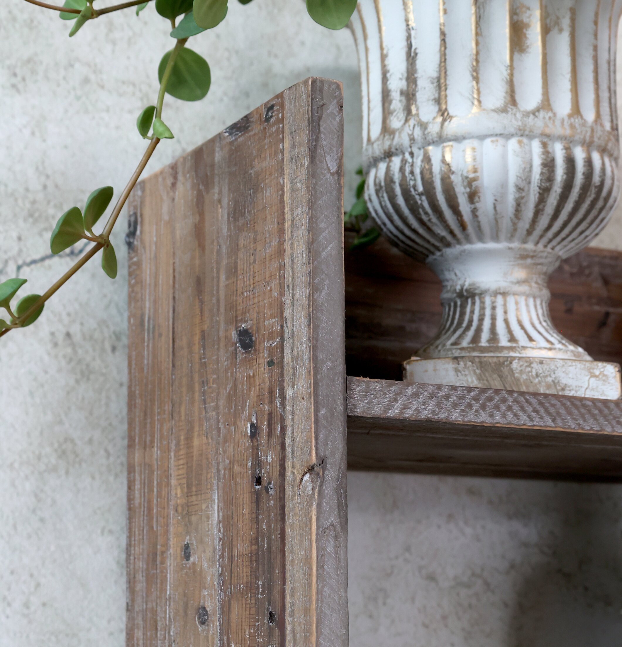 Fransk Reol Återbruk från Chic Antique mot kalkad vägg