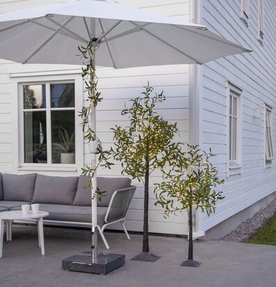 Girlang Olivec från Star Trading virad runt vit parasollstång