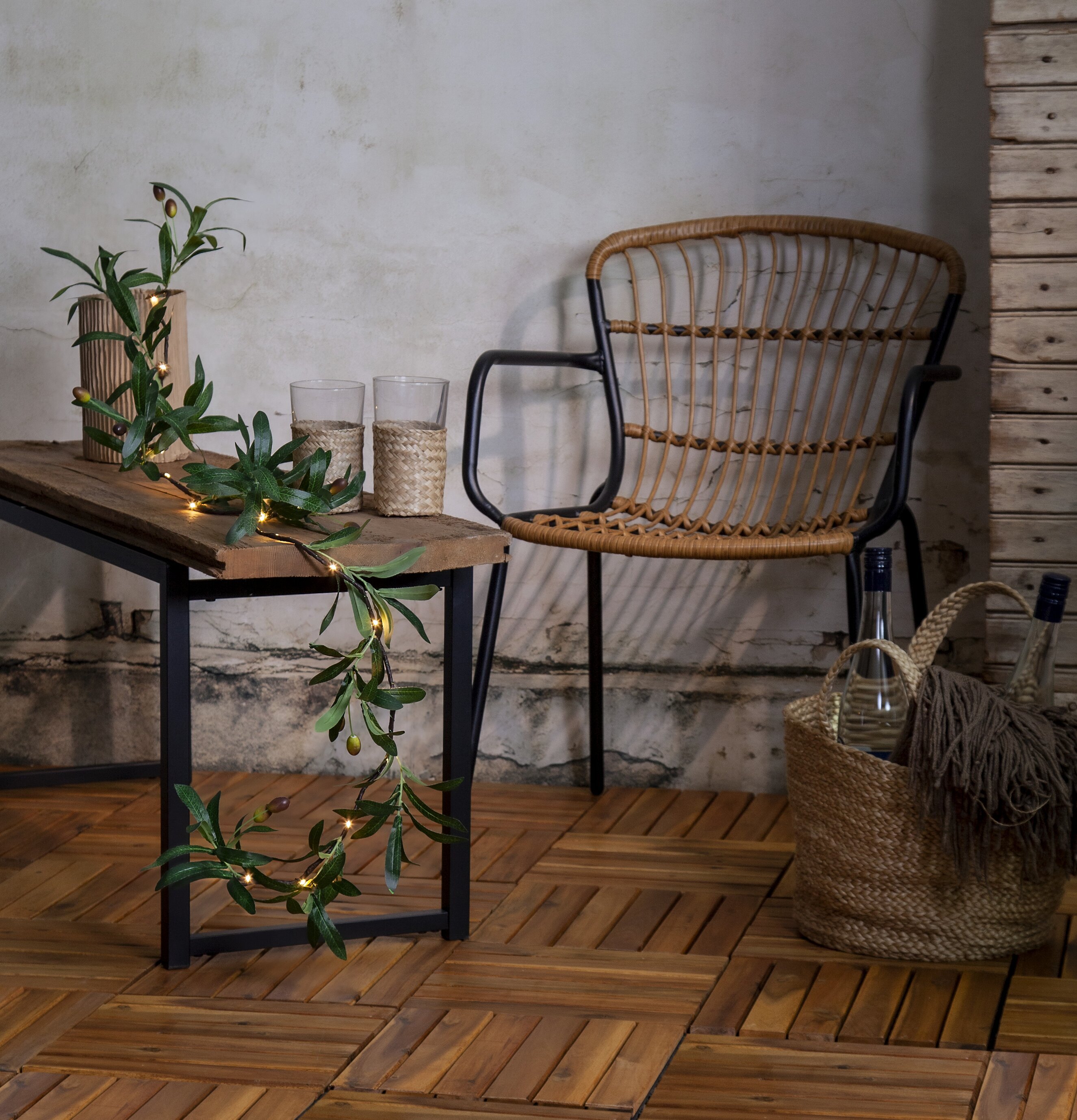 Girlang Olivec från Star Trading på rustikt träbord