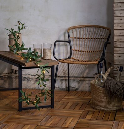 Girlang Olivec från Star Trading på rustikt träbord