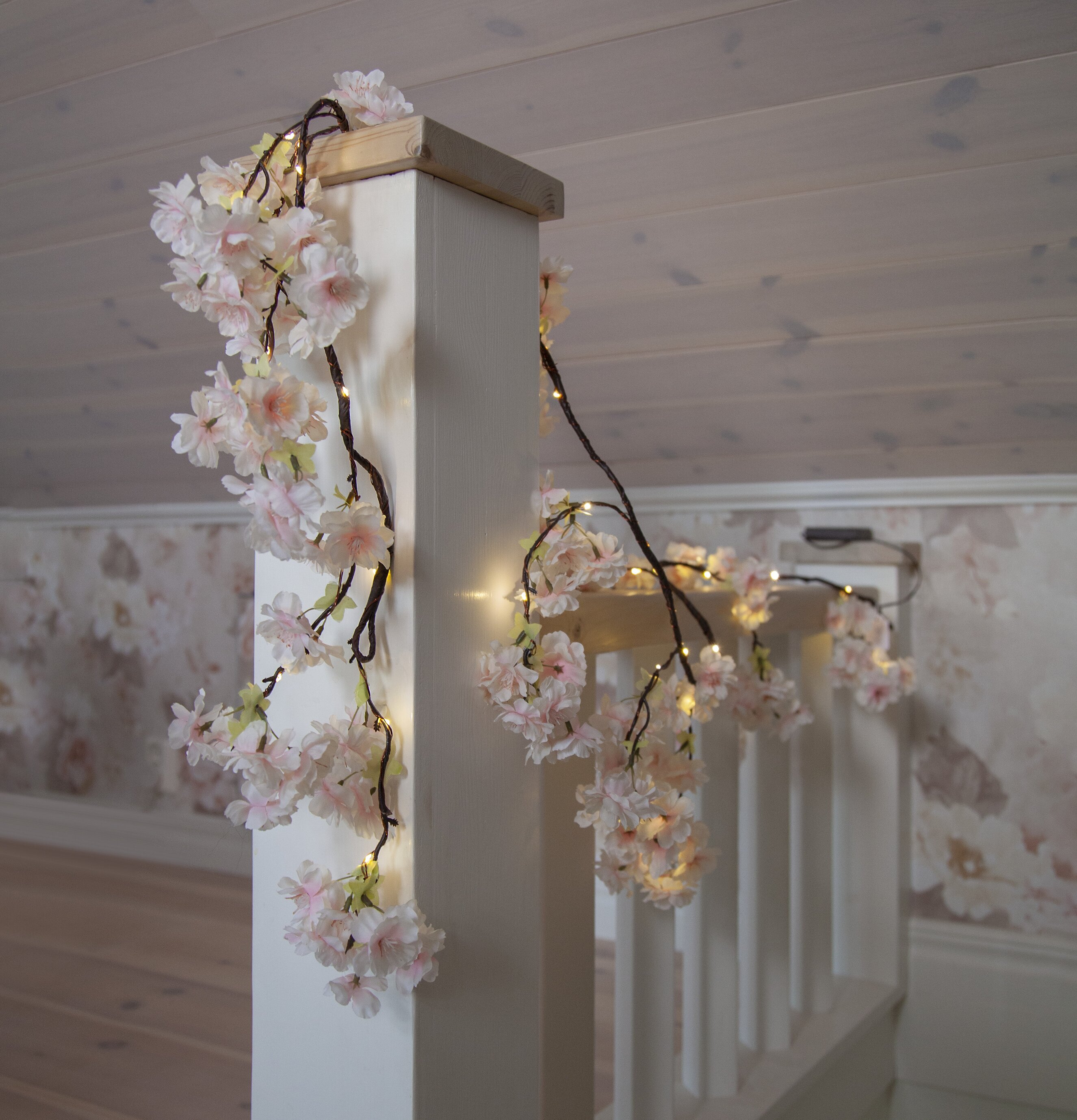 Girlang CherryFlower från Star Trading på vit träräcke