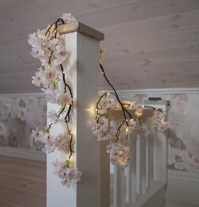 Girlang CherryFlower från Star Trading på vit träräcke